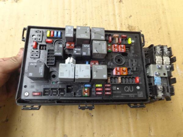 BOITE A FUSIBLE OPEL ASTRA J 1.7 CDTI  ( QU ) - Vue 1